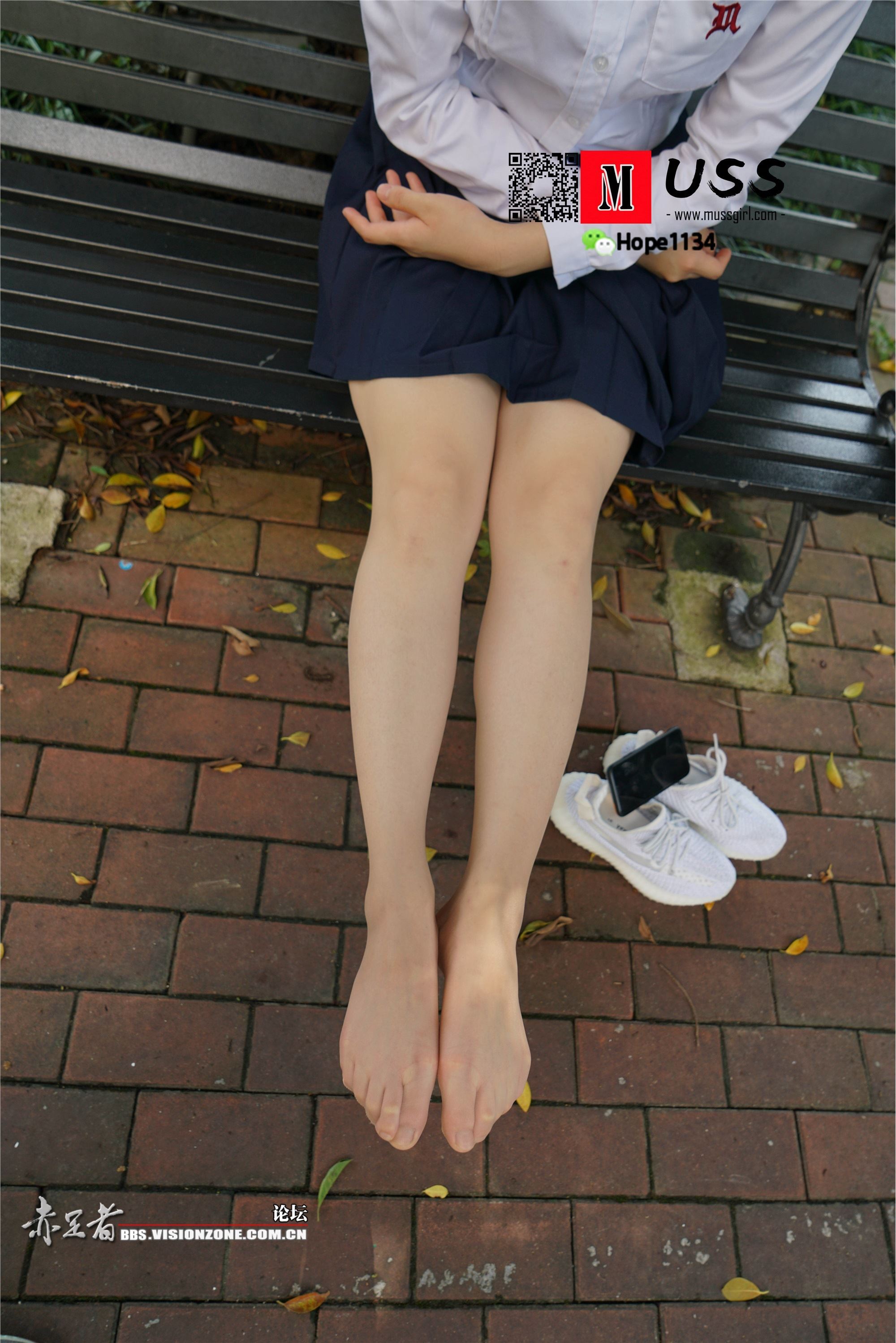 MussGirl慕丝女郎  NO.073 美女老师红红的超薄丝袜嫩足